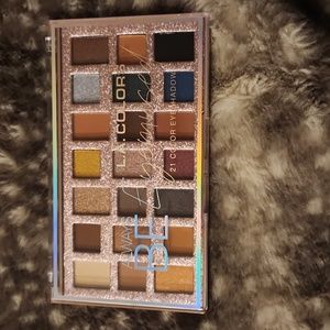 L.A. Colors always be eyemused 21 color eyeshadow palette